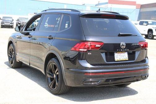 Deep Black Pearl Effect 2023 Volkswagen Tiguan 2.0T SE R-Line Black