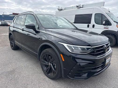 Deep Black Pearl Effect 2023 Volkswagen Tiguan 2.0T SE R-Line Black
