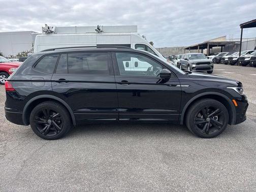 Deep Black Pearl Effect 2023 Volkswagen Tiguan 2.0T SE R-Line Black