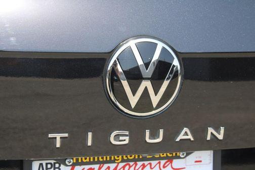 Deep Black Pearl Effect 2023 Volkswagen Tiguan 2.0T SE R-Line Black