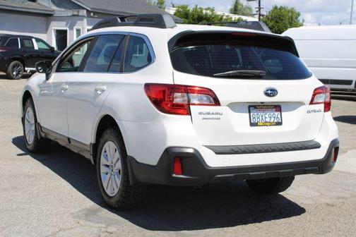 White 2018 Subaru Outback 2.5i