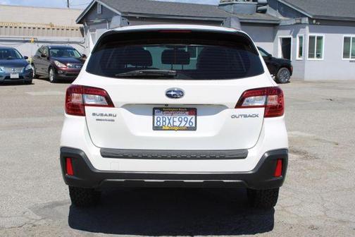 White 2018 Subaru Outback 2.5i