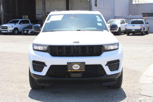 Bright White Clearcoat 2023 Jeep Grand Cherokee Altitude