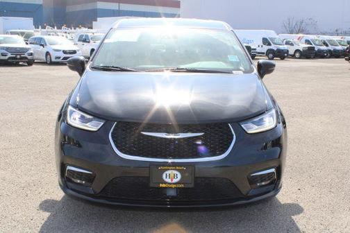 Brilliant Black Crystal Pearlcoat 2024 Chrysler Pacifica Hybrid Select