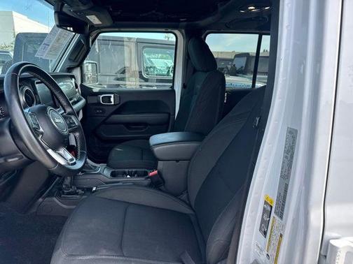 Bright White Clearcoat 2022 Jeep Wrangler Unlimited Sahara