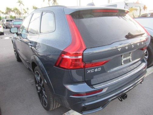 2024 Volvo XC60 B5 Ultimate Dark Theme