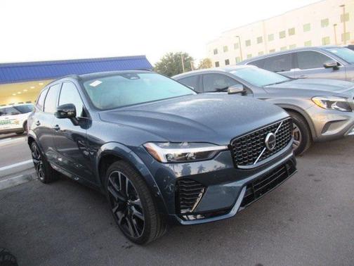 2024 Volvo XC60 B5 Ultimate Dark Theme