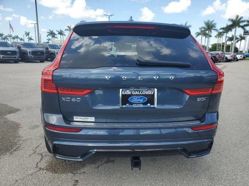 2024 Volvo XC60 B5 Ultimate Dark Theme
