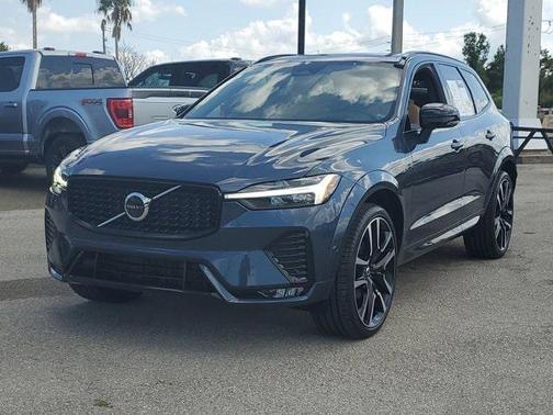 2024 Volvo XC60 B5 Ultimate Dark Theme