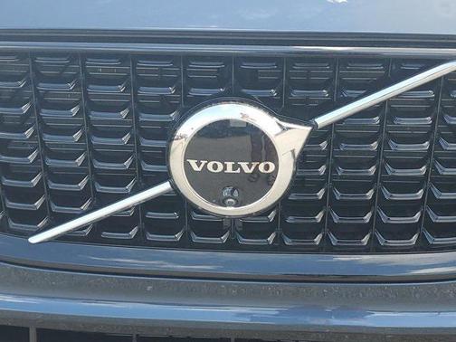 2024 Volvo XC60 B5 Ultimate Dark Theme