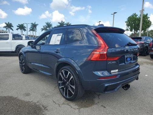 2024 Volvo XC60 B5 Ultimate Dark Theme