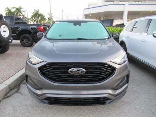 Gray Metallic 2022 Ford Edge SE