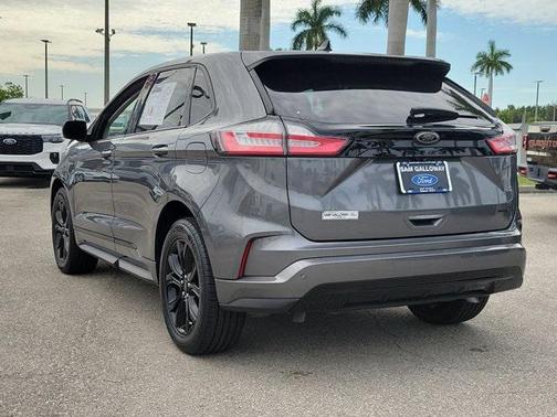 Gray Metallic 2022 Ford Edge SE