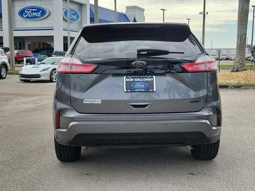 Gray Metallic 2022 Ford Edge SE