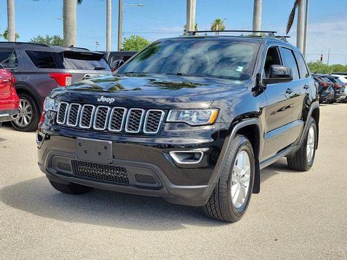Diamond Black Crystal Pearlcoat 2017 Jeep Grand Cherokee Laredo
