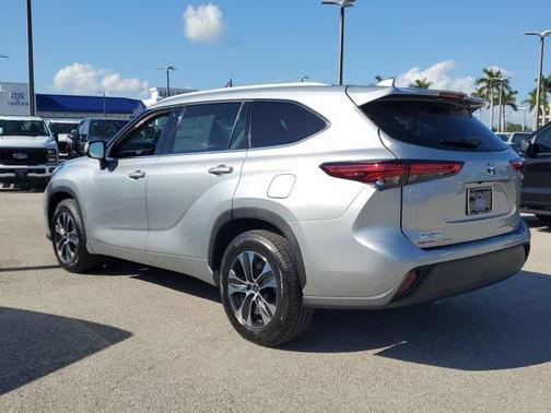 2022 Toyota Highlander Hybrid XLE