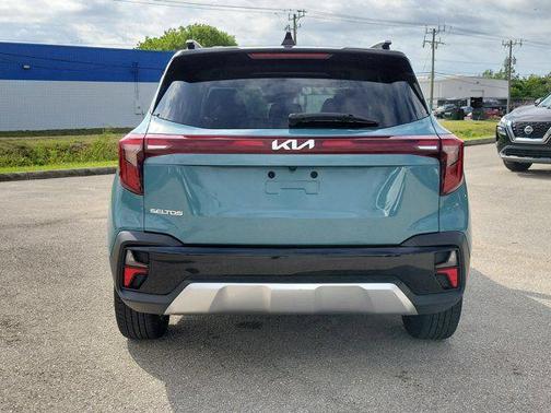 Blue / Black 2024 Kia Seltos S