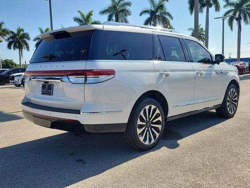White Metallic 2024 Lincoln Navigator Reserve