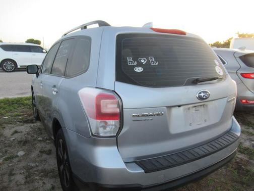 Ice Silver Metallic 2017 Subaru Forester 2.5i
