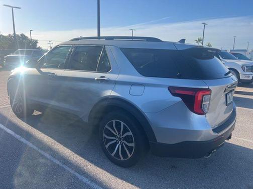 Silver Metallic 2022 Ford Explorer ST-Line
