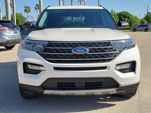 White Metallic 2022 Ford Explorer XLT