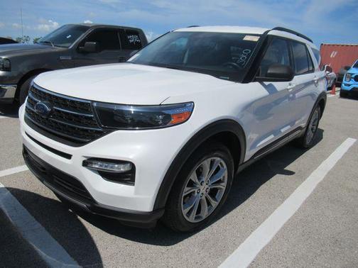 White Metallic 2022 Ford Explorer XLT