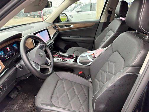 Deep Black Pearl 2025 Volkswagen Atlas 2.0T SE w/Technology