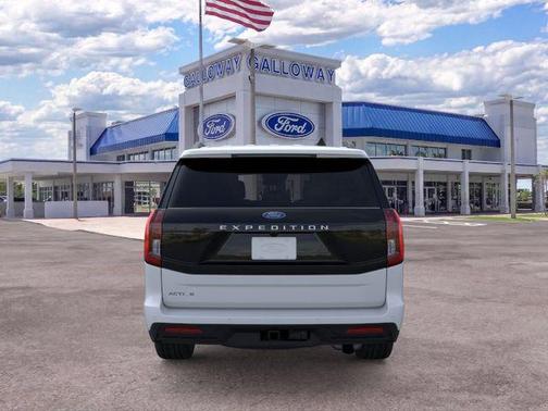 Silver Metallic 2026 Ford Expedition Active