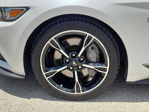 White Platinum Clearcoat Metallic 2017 Ford Mustang GT Premium