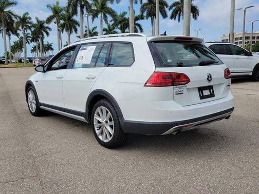 Pure White 2017 Volkswagen Golf Alltrack TSI SE