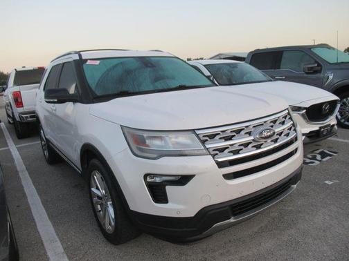 White Platinum Clearcoat Metallic 2018 Ford Explorer XLT