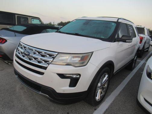 White Platinum Clearcoat Metallic 2018 Ford Explorer XLT