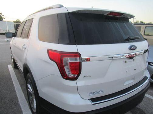 White Platinum Clearcoat Metallic 2018 Ford Explorer XLT