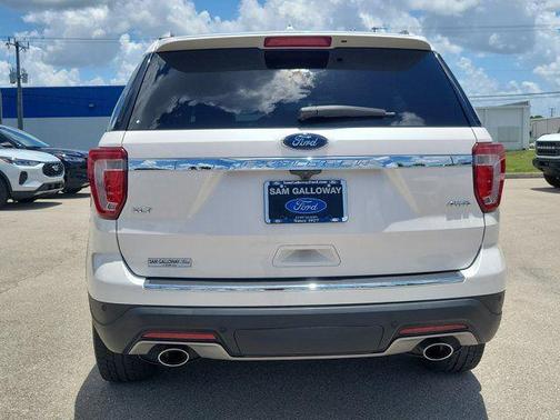 White Platinum Clearcoat Metallic 2018 Ford Explorer XLT