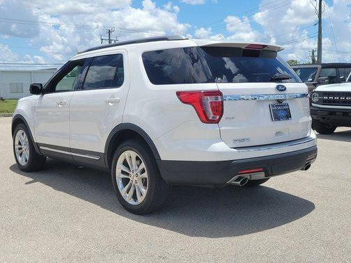 White Platinum Clearcoat Metallic 2018 Ford Explorer XLT