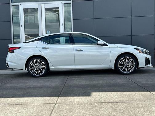 Pearl White Tricoat 2025 Nissan Altima 2.5 SL