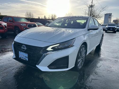 Pearl White Tricoat 2025 Nissan Altima 2.5 SL