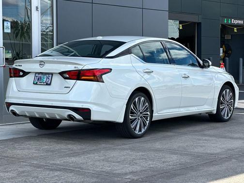Pearl White Tricoat 2025 Nissan Altima 2.5 SL