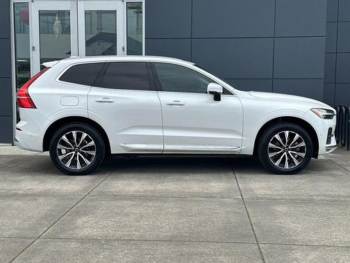 Crystal White Metallic 2023 Volvo XC60 B5 Plus Bright Theme