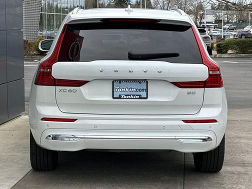 Crystal White Metallic 2023 Volvo XC60 B5 Plus Bright Theme