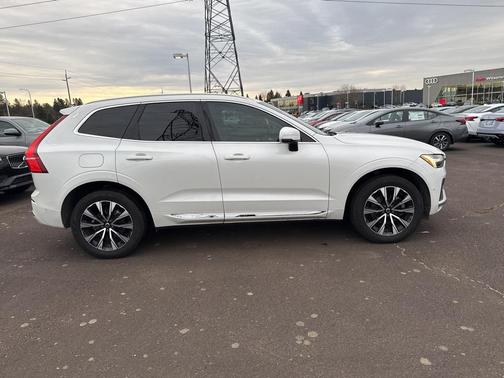 2023 Volvo XC60 B5 Plus Bright Theme