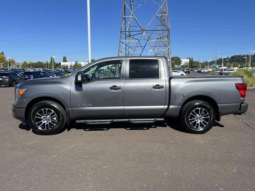 2023 Nissan Titan SV