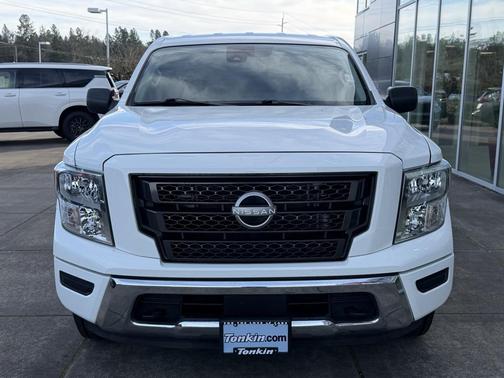 2023 Nissan Titan SV