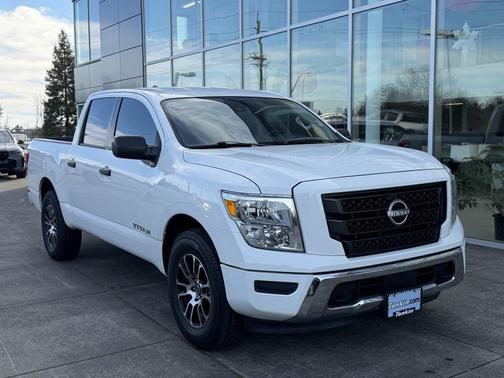 2023 Nissan Titan SV