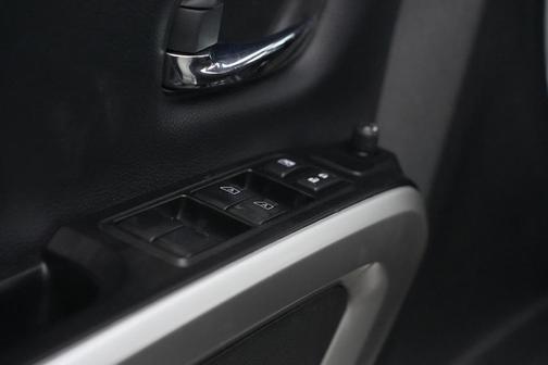 2023 Nissan Titan SV