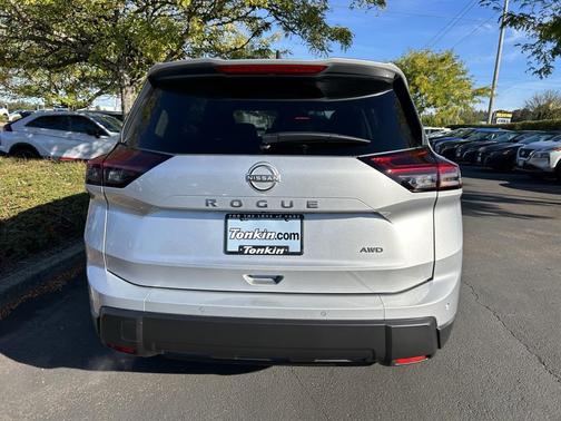 Brilliant Silver Metallic 2025 Nissan Rogue S