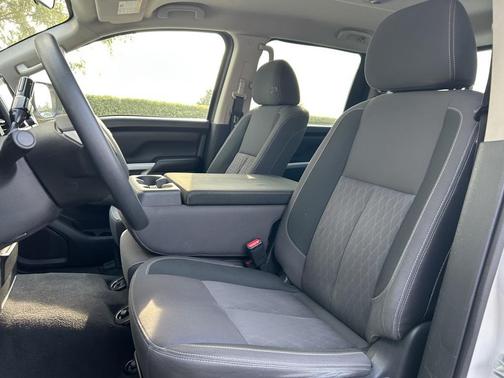 2023 Nissan Titan SV