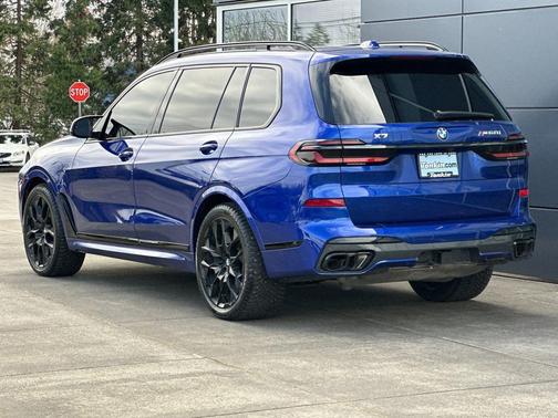 Marina Bay Blue Metallic 2025 BMW X7 M60i