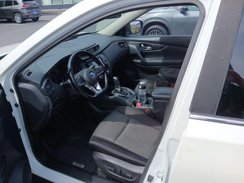 Pearl White Tricoat 2020 Nissan Rogue SV