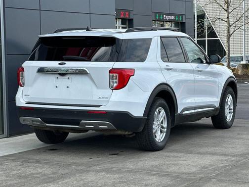 Oxford White 2023 Ford Explorer XLT